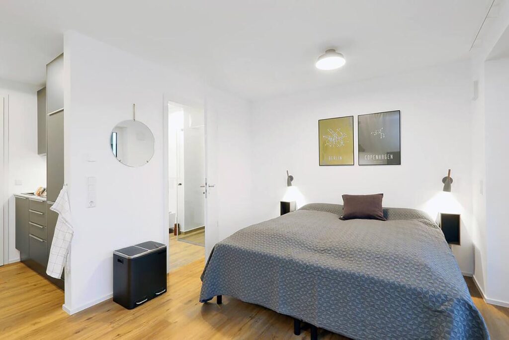 Das Appartement S verfügt über ein Doppelbett, eine Küchenzeile und ein Badezimmer