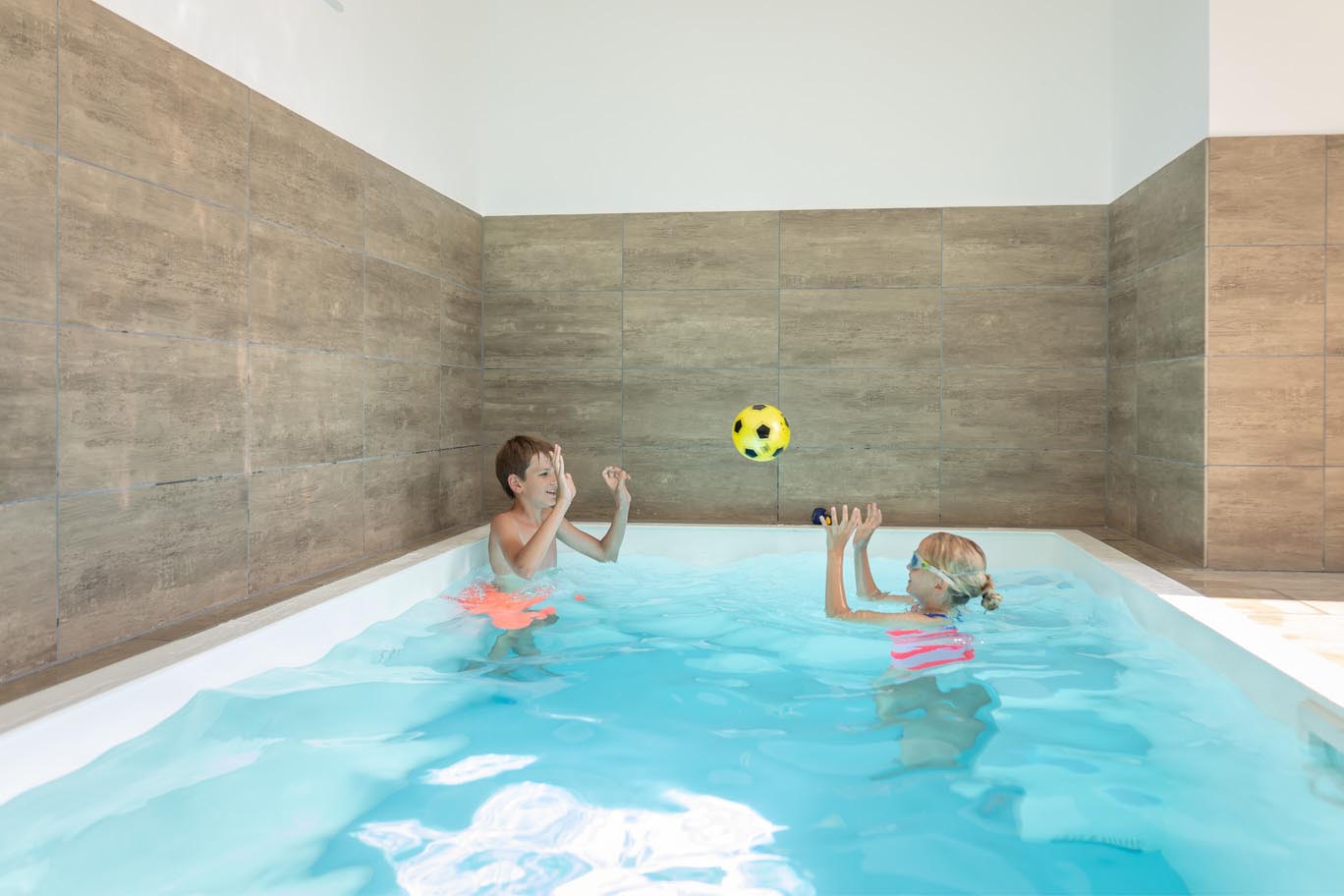 Kinder können im Indoor-Pool vom Haus L schwimmen und spielen