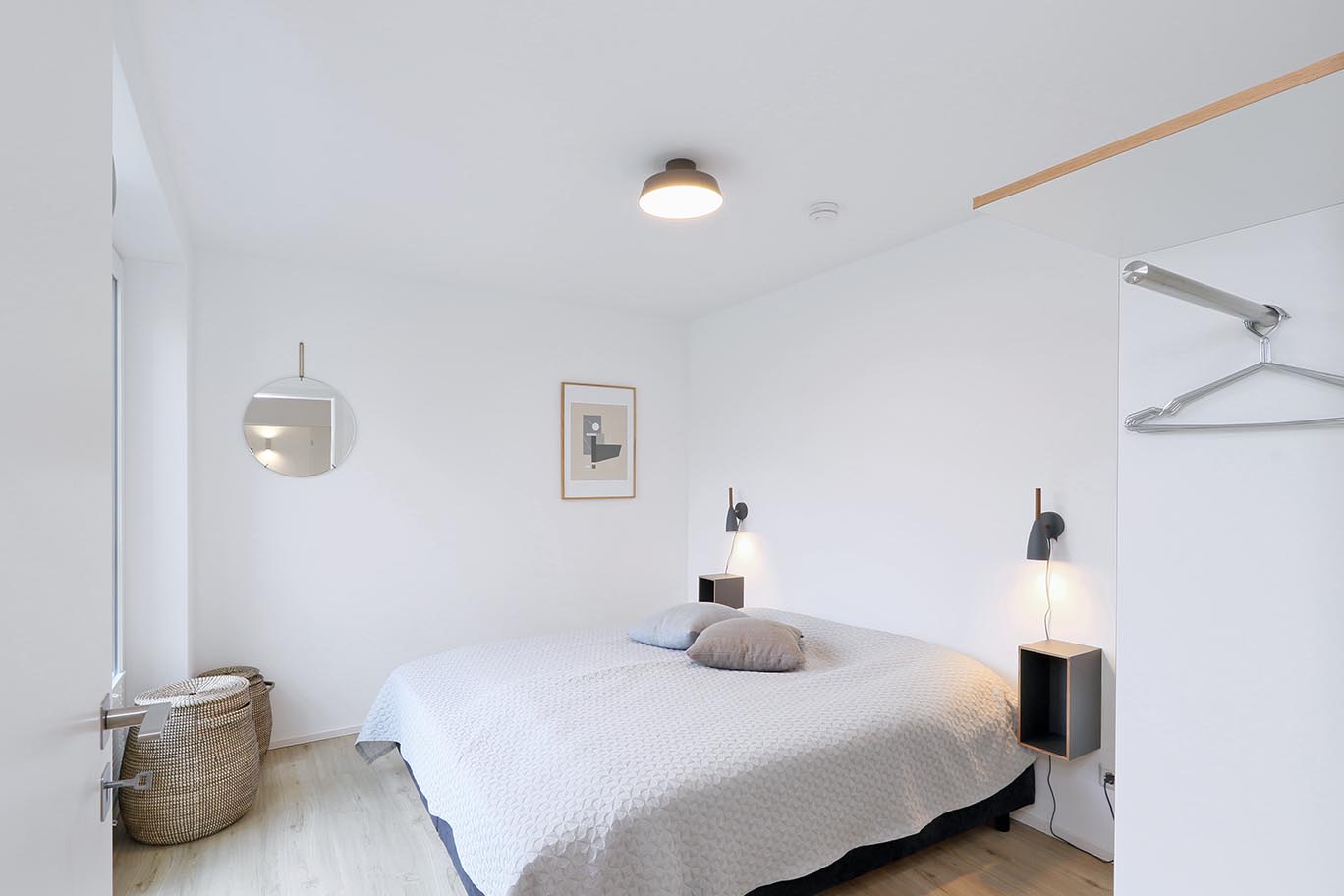 Das Haus L bietet ein großes helles Schlafzimmer mit Doppelbett und Kleiderschrank