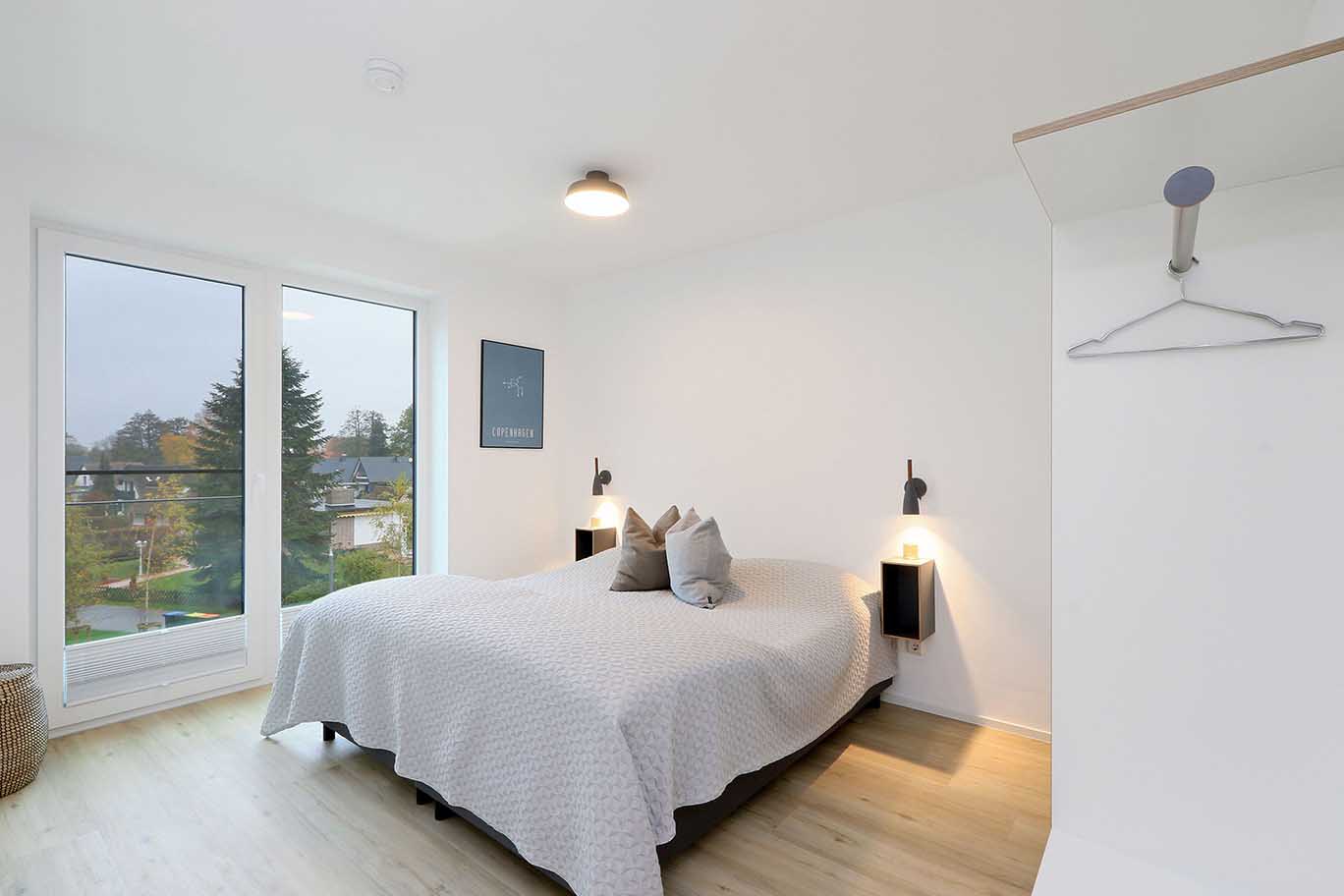 Das gemütliche Schlafzimmer vom Penthaus Comfort zeigt eine tolle Aussicht auf die Natur